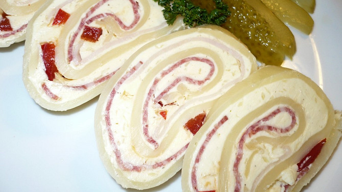 Sýrová roláda, Roládka je plněná česnekovou pomazánkou s kapií, kuřecí šunka a salám Herkules.