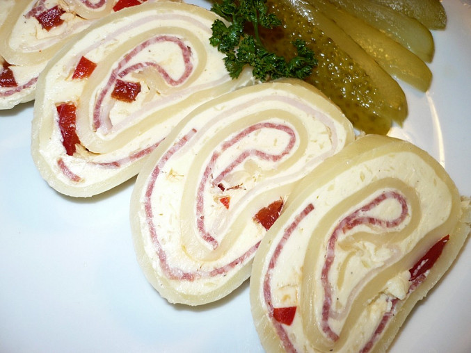 Sýrová roláda, Roládka je plněná česnekovou pomazánkou s kapií, kuřecí šunka a salám Herkules.
