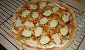 Těsto na pizzu II. (s kysanou smetanou zdobená prasátky ze sýru)