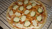 Těsto na pizzu II., s kysanou smetanou zdobená prasátky ze sýru