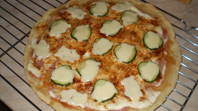 Těsto na pizzu II., s kysanou smetanou zdobená prasátky ze sýru
