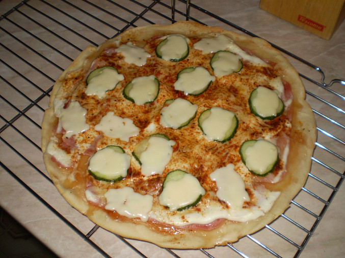 Těsto na pizzu II., s kysanou smetanou zdobená prasátky ze sýru