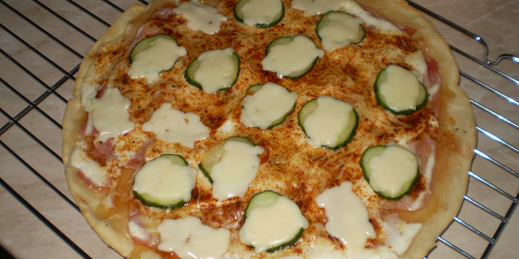 Těsto na pizzu II. (s kysanou smetanou zdobená prasátky ze sýru)