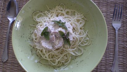 Těstoviny s nivovou omáčkou a kuřecím masem / dietní