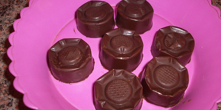 Tmavo-bílá čokoláda (z bonboniéry s oříškama)