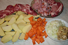 Brambory na čtvrtky, slaninu na kostičky,cibuli na hrubší kostičky, mrkev na větší kostky