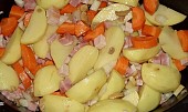Vepřová krkovice s bramborem v PH, Brambory, cibuli, mrkev a slaninu smícháme v PH