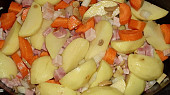 Vepřová krkovice s bramborem v PH, Brambory, cibuli, mrkev a slaninu smícháme v PH