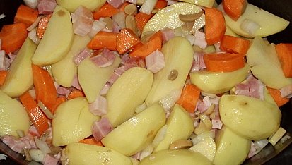 Vepřová krkovice s bramborem v PH, Brambory, cibuli, mrkev a slaninu smícháme v PH