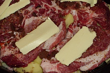 Na brambory položíme plátky masa