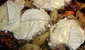 Vepřová krkovice s bramborem v PH, Půl hodiny před koncem dáme na maso zakysanou smetanu a Hermelín