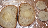 Voňavá svačinka, chléb s vloženým tvarůžkem