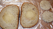 Voňavá svačinka, chléb s vloženým tvarůžkem