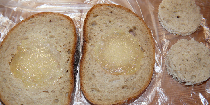 chléb s vloženým tvarůžkem