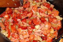 Restování klobásek,cibule a papriky