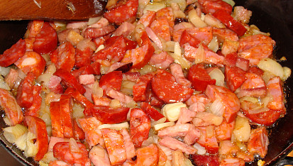 Vydatná zelňačka, Restování klobásek,cibule a papriky