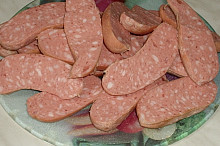 špekáčky oloupeme a rozkrojíme na půlky