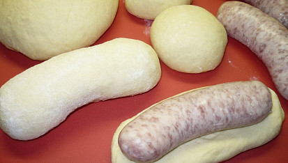 Zapečená vinná klobása v kynutém těstě