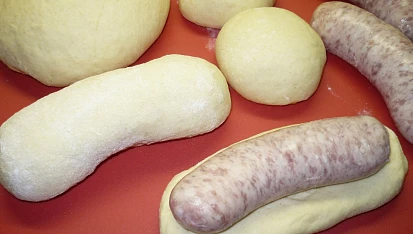 Zapečená vinná klobása v kynutém těstě