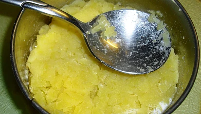 Bramborové placičky - rosti, ... zbylo pár uvařených brambor - nastrouháno a upěchováno