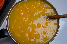 uvařený puding s broskvemi