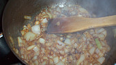 Česnekové kotlety, orestovaná cibule