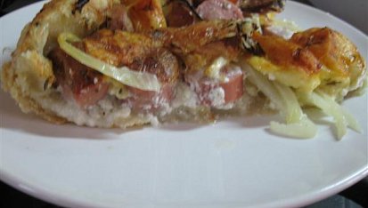 Cibuláč - cibulový koláč, Cibulový koláč s párečky