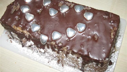 Čokoládová bomba, zvrchu politá rumem a čokoládou