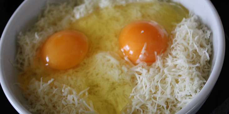 ...k nastrouhanému sýru přidáme vejce...