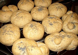 Housky ze slaného kynutého těsta