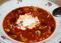 Hustá zimní polévka s luštěninami, klobásou a rajčaty