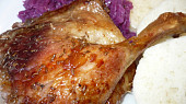 Kachna s červeným zelím a bramborovým knedlíkem, Pečená kachna, ale bez majoránky :-)) Tentokrát s houskovým knedlíkem.