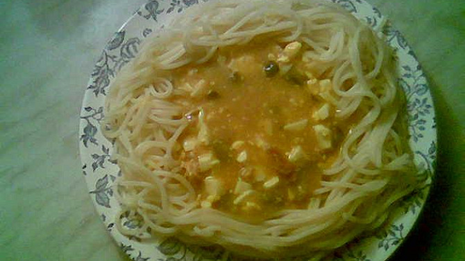 Kari omáčka z vepřové konzervy ke špagetám, Se špagetama