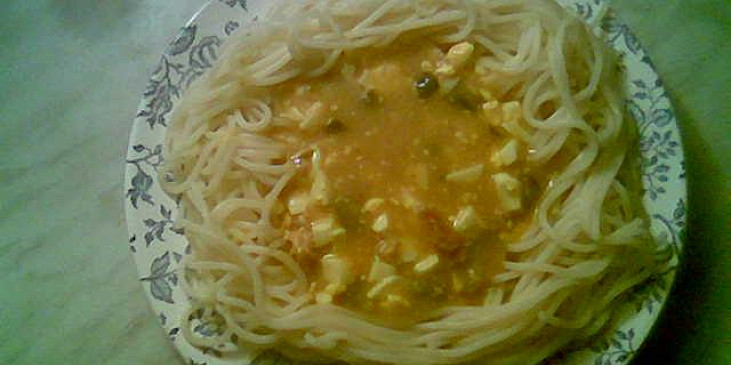 Kari omáčka z vepřové konzervy ke špagetám (Se špagetama)
