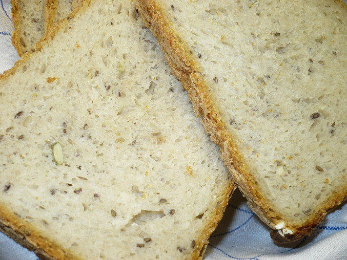 Kefírový kváskový čtyřzrnný chleba, Místo kefíru jsem použila light bílý jogurt.