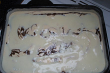 na syrovém těstě vylitý - cik cak hotový horký puding
