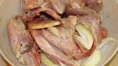 Králík v estragonovo-hořčicové košilce, Právě naložené maso