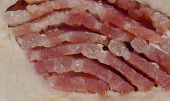 Kuřecí steak plněný slaninou s pažitkovým dipem a kuskusem, Detail řezu se slaninou