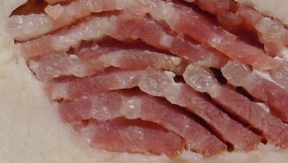 Kuřecí steak plněný slaninou s pažitkovým dipem a kuskusem, Detail řezu se slaninou