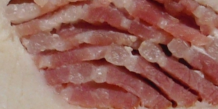 Detail řezu se slaninou