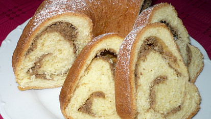 Kynuté těsto na záviny, šneky, bábovky a ovocné koláče (s verzí bez vajec), Kynutá bábovka s ořechovou nádivkou na řezu.