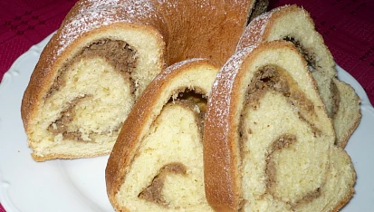 Kynuté těsto na záviny, šneky, bábovky a ovocné koláče (s verzí bez vajec), Kynutá bábovka s ořechovou nádivkou na řezu.