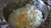 Mahshi v baklažáne (egyptský recept), ryža s cibuľkou a cesnakom