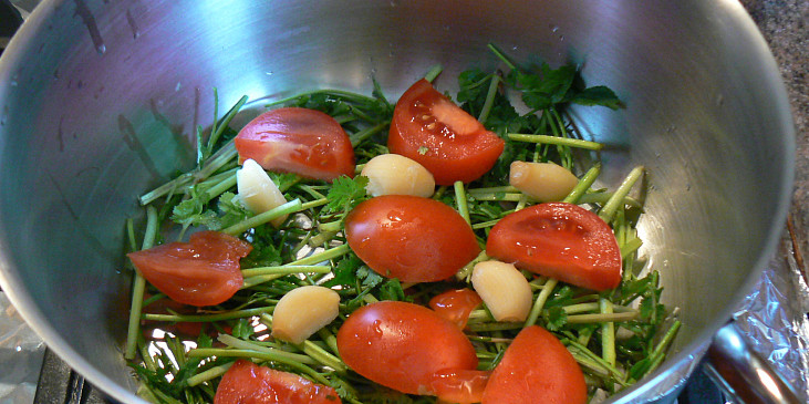 na spodok hrnca dáme stonky petržlenu, koriandra, kôpru, nakrájané paradajky a cesnak
