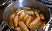 Mahshi v baklažáne (egyptský recept) (keď baklažány klesnú v hrnci nižšie, vyberieme tanier z hrnca a necháme variť na miernom ohni)