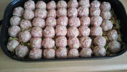Masové kuličky na zelenině a žampiónech v troubě pečené