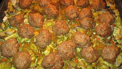 Masové kuličky na zelenině a žampiónech v troubě pečené, před pečením jen jsem je podlila smetanou