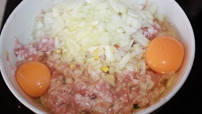 Mleté maso zapečené s květáčkem, ...ještě okořenit a zamíchat...