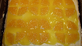 Piškotová buchta s tvarohem a pomerančovým želé, na krém rozetřeme polovinu želé a ozdobíme plátky pomeranče