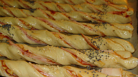 Pizza tyčinky z kynutého těsta